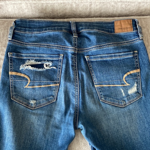American eagle super stretch distressed jeans in a size 6. - Picture 4 of 6